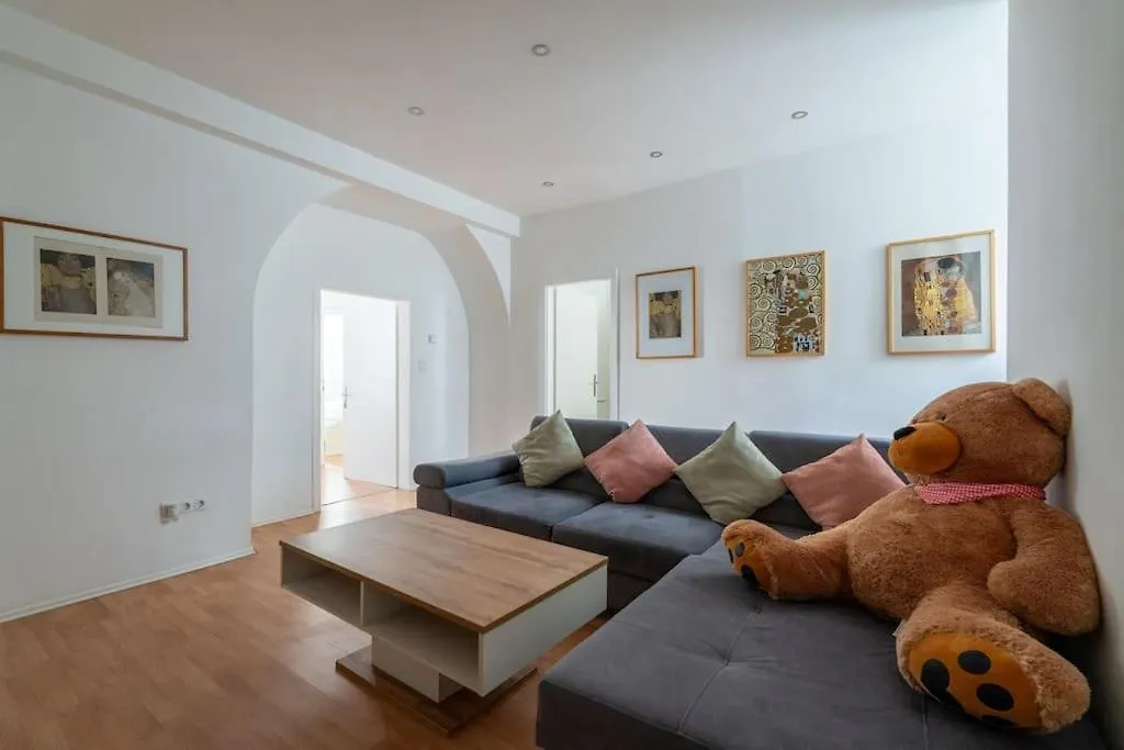 Central Apartment Near Belvedere فيينا 0*,  النمسا